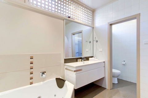 Comfort Inn & Suites Lakes Entrance - Getaway Accommodation 4