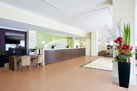 Holiday Inn Darling Harbour, An IHG Hotel - Getaway Accommodation 6