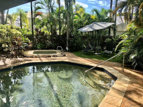 The Villas Palm Cove - Getaway Accommodation 5