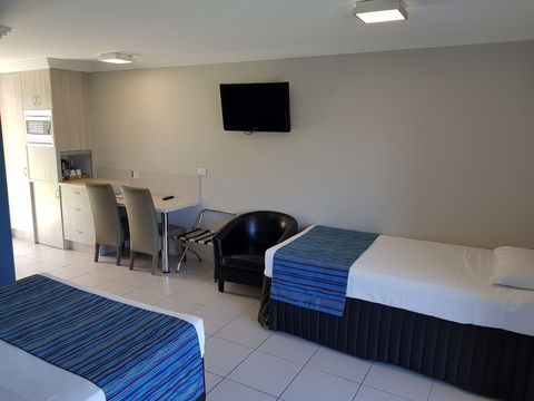 Cardwell Beachcomber Motel And Tourist Park - Getaway Accommodation 5