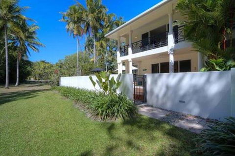 Whispering Palms - Getaway Accommodation 6