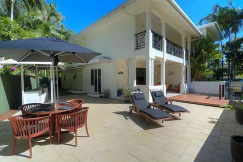 Whispering Palms - Getaway Accommodation 5