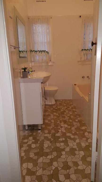 King Cottage - Getaway Accommodation 4