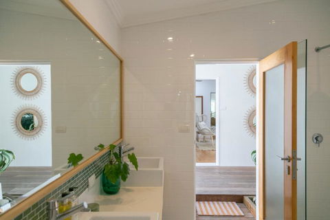 Pineapple Petes Beach House - Getaway Accommodation 1