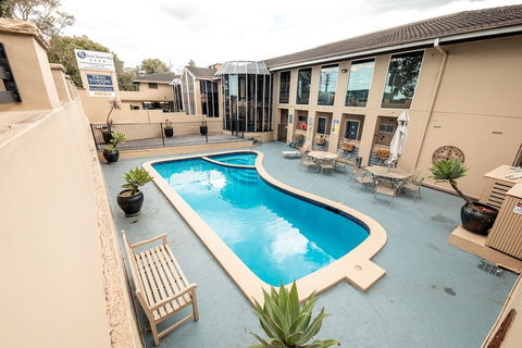 Twin Towers Inn - Getaway Accommodation 1
