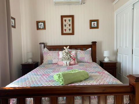 Cherry Blossom Cottage - Getaway Accommodation 1