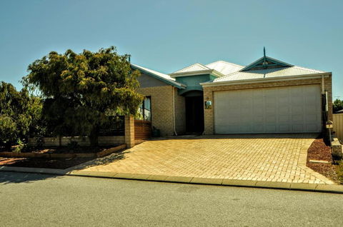 Halls Head Holiday Home - Getaway Accommodation 4