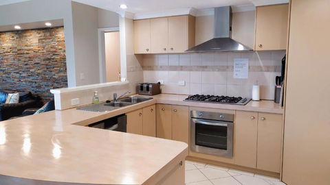 Halls Head Holiday Home - Getaway Accommodation 3