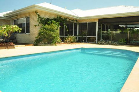 Halls Head Holiday Home - Getaway Accommodation 1
