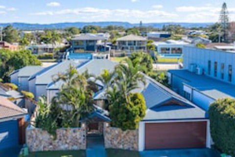 Maureen Waterfront Beach House - Getaway Accommodation 0