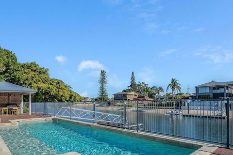 Maureen Waterfront Beach House - Getaway Accommodation 7