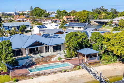 Maureen Waterfront Beach House - Getaway Accommodation 3