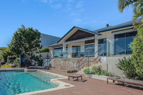 Maureen Waterfront Beach House - Getaway Accommodation 5