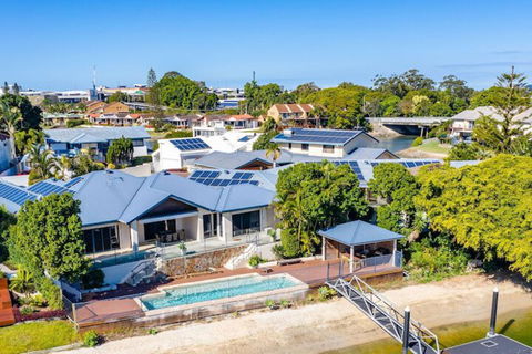 Maureen Waterfront Beach House - Getaway Accommodation 2