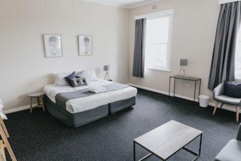 General Roberts Hotel - Getaway Accommodation 0