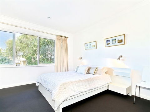 Tennis Elbow - Getaway Accommodation 0