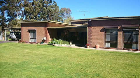 Hilltop Escape B&B - Getaway Accommodation 0