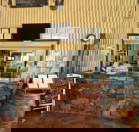 Parry Creek Farm Tourist Resort  Caravan Park - Getaway Accommodation