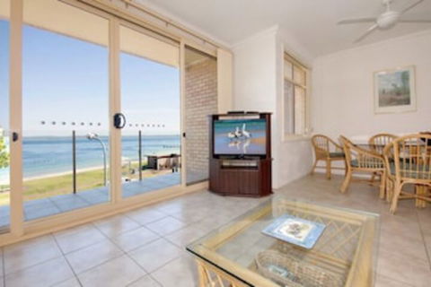 2 Bedroom Apartment Little Hut Unit 3 20 Kurrawa Close - Getaway Accommodation 0