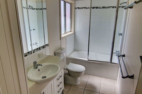 Henny's Of Merimbula - Getaway Accommodation 5