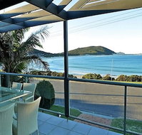 On the Beach at Fingal Bay - Getaway Accommodation