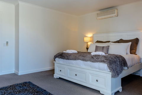 Seaview Penthouse - Getaway Accommodation 2