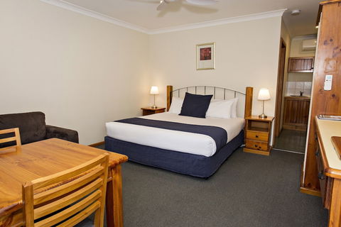 Colonial Motel And Serviced Apartments - Getaway Accommodation 1