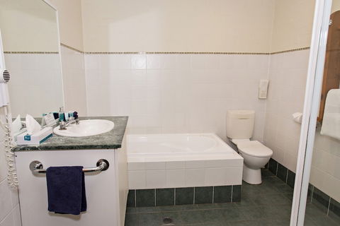 Colonial Motel And Serviced Apartments - Getaway Accommodation 3