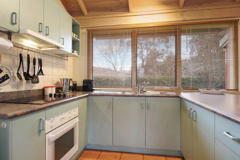 R & R In Bright - Short Walk To Town - Getaway Accommodation 1