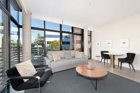 Uber Chic Newtown Designer Pad H392 - Getaway Accommodation 2