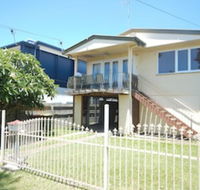 Spacious 2-Storey Home By The Bay Sleeps 12 - Getaway Accommodation