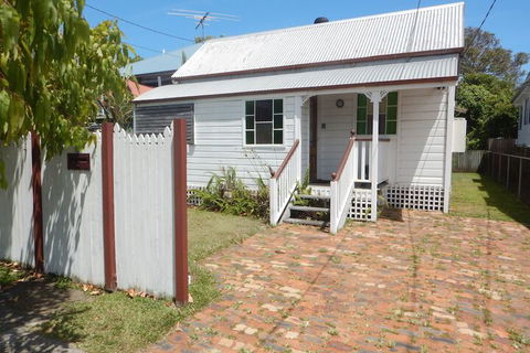 Charming, Private 3-Bedroom Cottage By The Bay - Getaway Accommodation 6