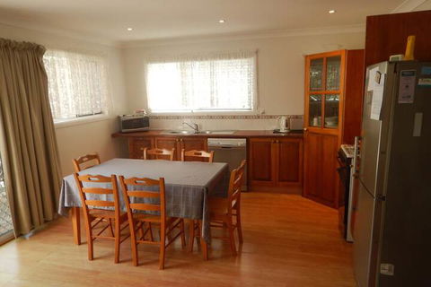 Charming, Private 3-Bedroom Cottage By The Bay - Getaway Accommodation 7