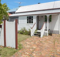 Charming Private 3-Bedroom Cottage By The Bay - Getaway Accommodation