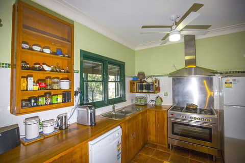 Red Tractor Retreat - Getaway Accommodation 2