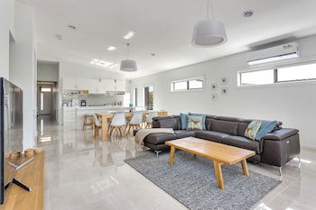 Diamond Bay Beach House - Getaway Accommodation 0