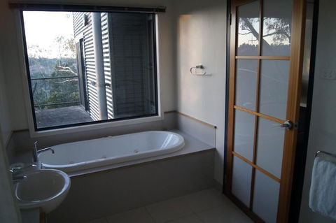 River Vineyard Retreat - Getaway Accommodation 4