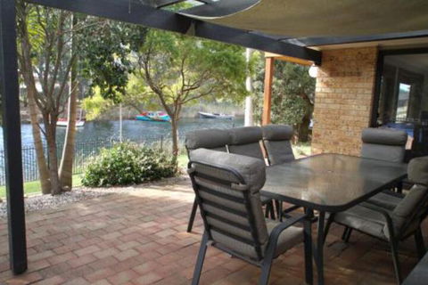 Thora Street Waterfront - Getaway Accommodation 7