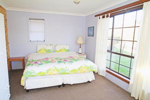 Thora Street Waterfront - Getaway Accommodation 4
