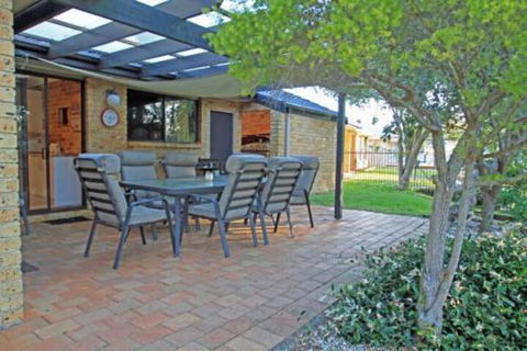 Thora Street Waterfront - Getaway Accommodation 3