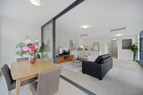 HomeHotel Walking To Trains Westfield & Cinema - Getaway Accommodation 0