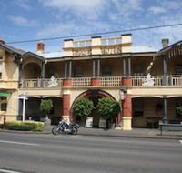 Mickey Bourke's Koroit Hotel - Getaway Accommodation