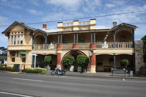 Mickey Bourke's Koroit Hotel - Getaway Accommodation 0
