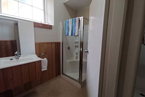 Mickey Bourke's Koroit Hotel - Getaway Accommodation 6