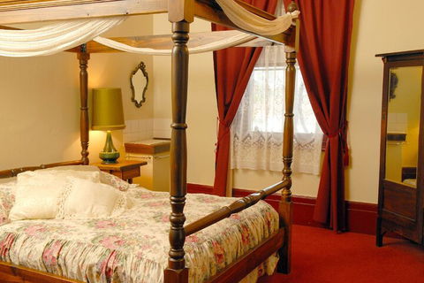 Mickey Bourke's Koroit Hotel - Getaway Accommodation 7