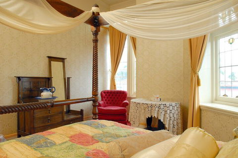 Mickey Bourke's Koroit Hotel - Getaway Accommodation 5