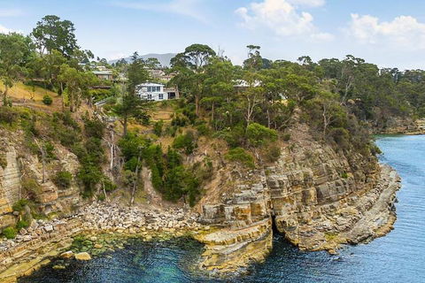 Hidden Bay - 5 BR Luxury Waterfront - Getaway Accommodation 2