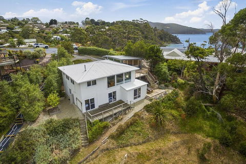 Hidden Bay - 5 BR Luxury Waterfront - Getaway Accommodation 3