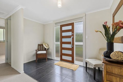 Hidden Bay - 5 BR Luxury Waterfront - Getaway Accommodation 1