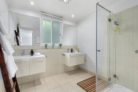 Hidden Bay - 5 BR Luxury Waterfront - Getaway Accommodation 7